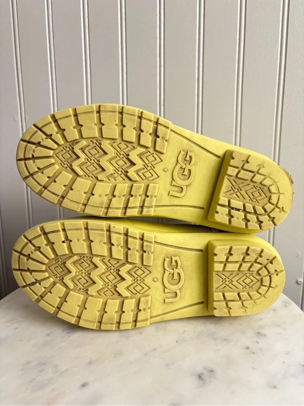 UGG Chelsea Ankle Rain Boots Women’s 6 Yellow Rubber Outdoors Autumn Winter Boho